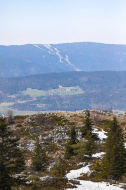 Vercors 'un eteklerindeki vadi manzarası (Isere, Fransa)