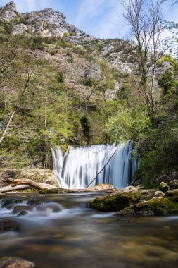 Sainte-Eulalie-en-Royans Vernaison nehrinde beyaz şelale (Drome, Fransa)