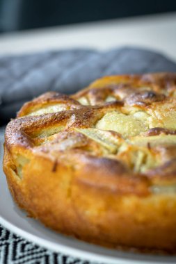 Fırından çıkan altın bir armut parçasının yakın çekimi.