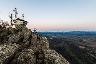 Gündoğumunda Pic Saint-Loup 'un zirvesi (Occitanie, Fransa)