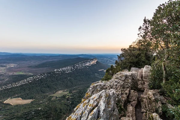 Gündoğumunda Pic Saint-Loup 'un zirvesi (Occitanie, Fransa)