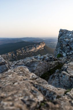 Gündoğumunda Pic Saint-Loup 'un zirvesi (Occitanie, Fransa)