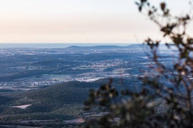 Gündoğumunda Pic Saint-Loup 'un zirvesi (Occitanie, Fransa)