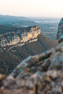 Gündoğumunda Pic Saint-Loup 'un zirvesi (Occitanie, Fransa)