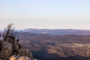 Gündoğumunda Pic Saint-Loup 'un zirvesi (Occitanie, Fransa)