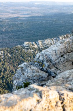 Pic Saint-Loup 'un tepesinden (Occitanie, Fransa) Hortus sırtındaki Vivioures kalesinin manzarası)