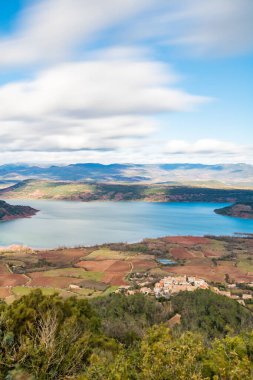 Mont Liausson 'dan Lac du Salagou' nun uzun pozlama görüntüsü (Occitanie, Fransa)