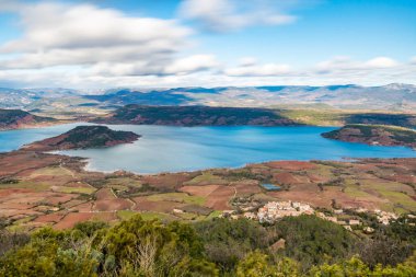 Mont Liausson 'dan Lac du Salagou' nun uzun pozlama görüntüsü (Occitanie, Fransa)