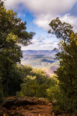 Mont Liausson 'dan Lac du Salagou Manzarası (Occitanie, Fransa)