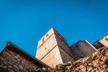 Moureze Ortaçağ köy kilisesinin çan kulesi (Occitanie, Fransa)