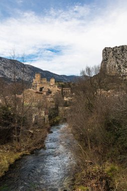 Saint-Jean-de-Buges köyünün kış manzarası (Occitanie, Fransa)