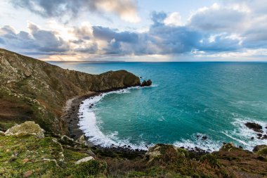 Nez de Jobourg üzerinde gün doğumunda Manş Denizi 'nin kıyısındaki uçurumlardan manzara (Normandie, Fransa)