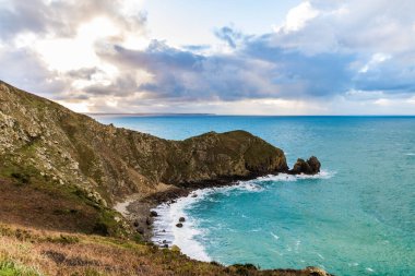 Nez de Jobourg üzerinde gün doğumunda Manş Denizi 'nin kıyısındaki uçurumlardan manzara (Normandie, Fransa)