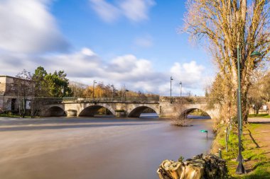 Pont d 'Ouilly (Normandie, Fransa) Orne Nehri kıyılarından uzun pozlama manzarası)