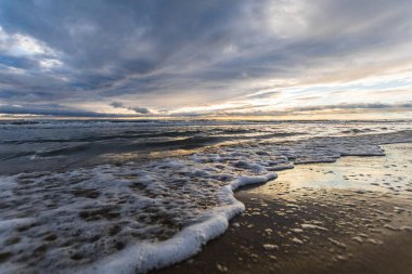 Espiguette Sahili üzerinde gün batımı (Occitanie, Fransa)