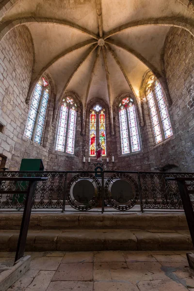 Interiérový Pohled Sbor Vitrážová Okna Kostela Středověké Vesnici Moureze Occitanie — Stock fotografie