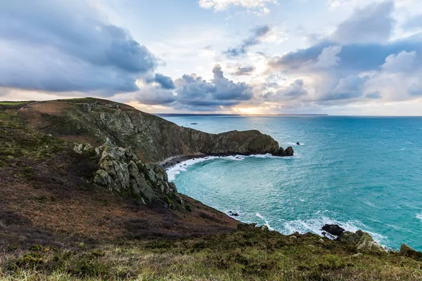 Nez de Jobourg üzerinde gün doğumunda Manş Denizi 'nin kıyısındaki uçurumlardan manzara (Normandie, Fransa)
