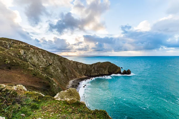 Nez de Jobourg üzerinde gün doğumunda Manş Denizi 'nin kıyısındaki uçurumlardan manzara (Normandie, Fransa)