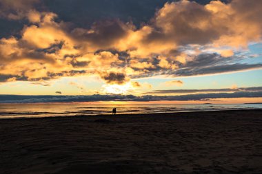 Espiguette Sahili üzerinde dramatik günbatımı gökyüzü (Occitanie, Fransa)