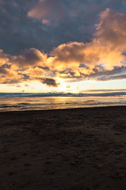 Espiguette Sahili üzerinde dramatik günbatımı gökyüzü (Occitanie, Fransa)