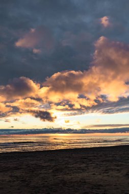 Espiguette Sahili üzerinde dramatik günbatımı gökyüzü (Occitanie, Fransa)
