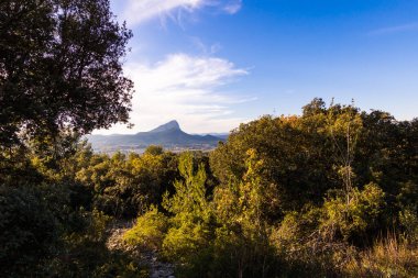 Çalılıkların arasından Pic Saint-Loup 'un manzarası (Occitanie, Fransa)