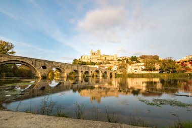 Günbatımında Beziers 'deki Saint-Nazaire katedralindeki Orb Nehri kıyısından görüntüyü al (Occitanie, Fransa)