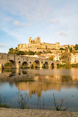 Günbatımında Beziers 'deki Saint-Nazaire katedralindeki Orb Nehri kıyısından görüntüyü al (Occitanie, Fransa)