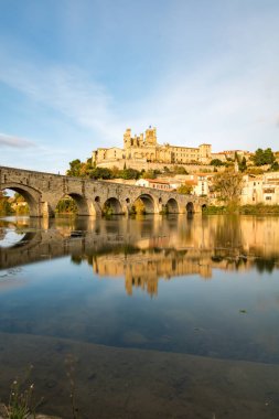 Günbatımında Beziers 'deki Saint-Nazaire katedralindeki Orb Nehri kıyısından görüntüyü al (Occitanie, Fransa)