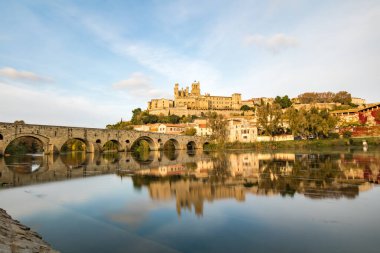 Günbatımında Beziers 'deki Saint-Nazaire katedralindeki Orb Nehri kıyısından görüntüyü al (Occitanie, Fransa)