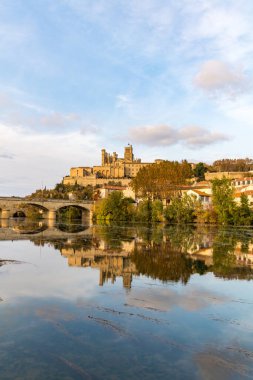 Günbatımında Beziers 'deki Saint-Nazaire katedralindeki Orb Nehri kıyısından görüntüyü al (Occitanie, Fransa)