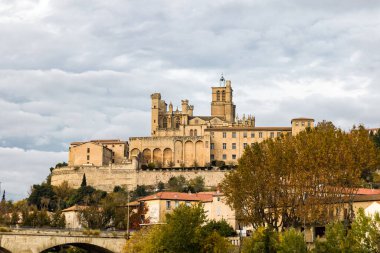 Beziers 'deki Saint-Nazaire katedralindeki Orb Nehri kıyısından görüntüyü al (Occitanie, Fransa)