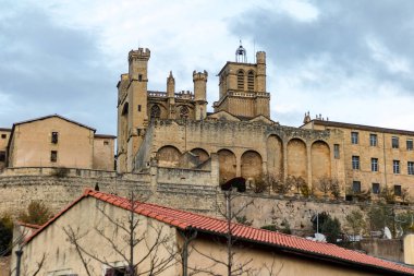 Beziers 'deki Saint-Nazaire katedralindeki Orb Nehri kıyısından görüntüyü al (Occitanie, Fransa)