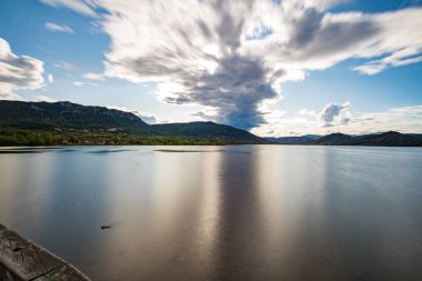 Bulutlu havada Lac du Salagou üzerinde uzun pozlama manzarası (Occitanie, Fransa)