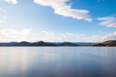 Bulutlu havada Lac du Salagou üzerinde uzun pozlama manzarası (Occitanie, Fransa)