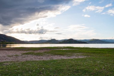 Bulutlu havada Lac du Salagou üzerinde uzun pozlama manzarası (Occitanie, Fransa)