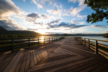 Bulutlu havada Salagou Gölü 'nde uzun süre gün batımı (Occitanie, Fransa)
