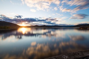 Bulutlu havada Salagou Gölü 'nde uzun süre gün batımı (Occitanie, Fransa)