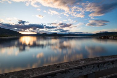 Bulutlu havada Salagou Gölü 'nde uzun süre gün batımı (Occitanie, Fransa)