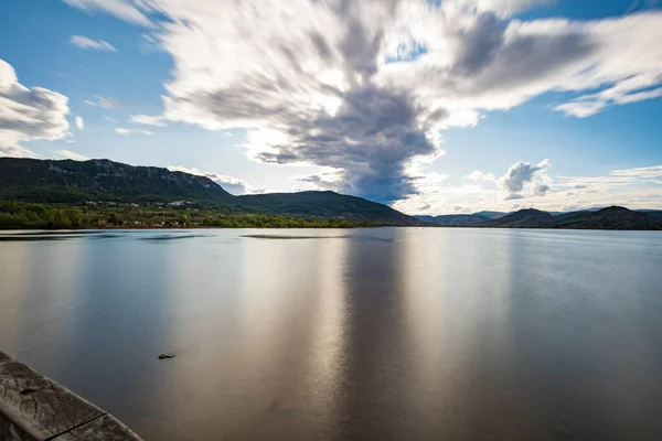 Vista Lunga Esposizione Sul Lac Salagou Con Tempo Nuvoloso Occitanie — Foto Stock