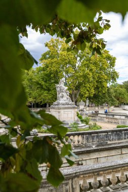 Nimes 'teki ağaçların altında Kanal de la fontaine (Occitanie, Fransa)
