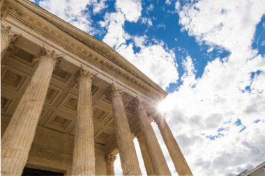 Nimes 'teki Maison Carree' nin mimari detayları (Occitanie, Fransa)
