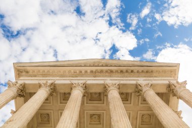 Nimes 'teki Maison Carree' nin mimari detayları (Occitanie, Fransa)