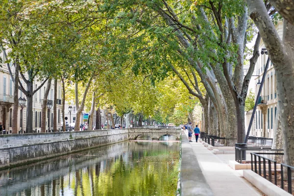 Nimes 'teki ağaçların altında Kanal de la fontaine (Occitanie, Fransa)