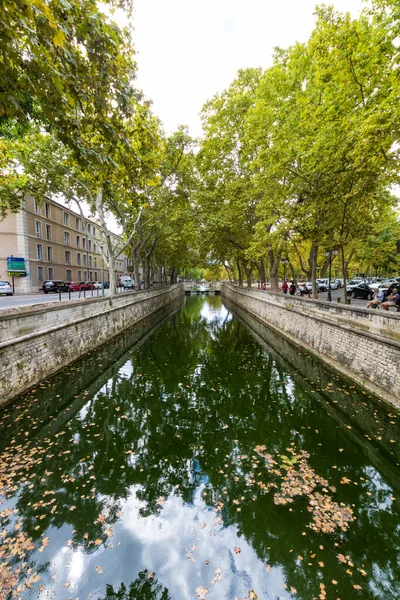 Canal Fontaine Sob Árvores Planas Nimes Occitanie Francia — Fotografia de Stock