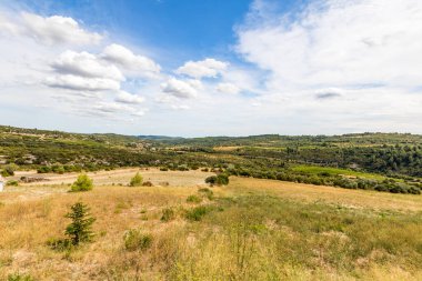 Minerve köyü çevresindeki kır manzarası (Occitanie, Fransa)