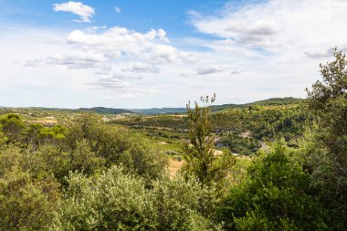 Minerve köyü çevresindeki kır manzarası (Occitanie, Fransa)