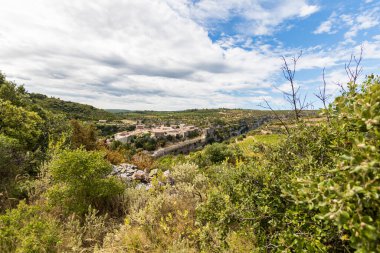 Minerve ve Gorges du Brian 'ın ortaçağ köyü manzarası (Occitanie, Fransa)