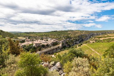 Minerve ve Gorges du Brian 'ın ortaçağ köyü manzarası (Occitanie, Fransa)