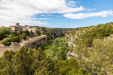 Minerve ve Gorges du Brian 'ın ortaçağ köyü manzarası (Occitanie, Fransa)